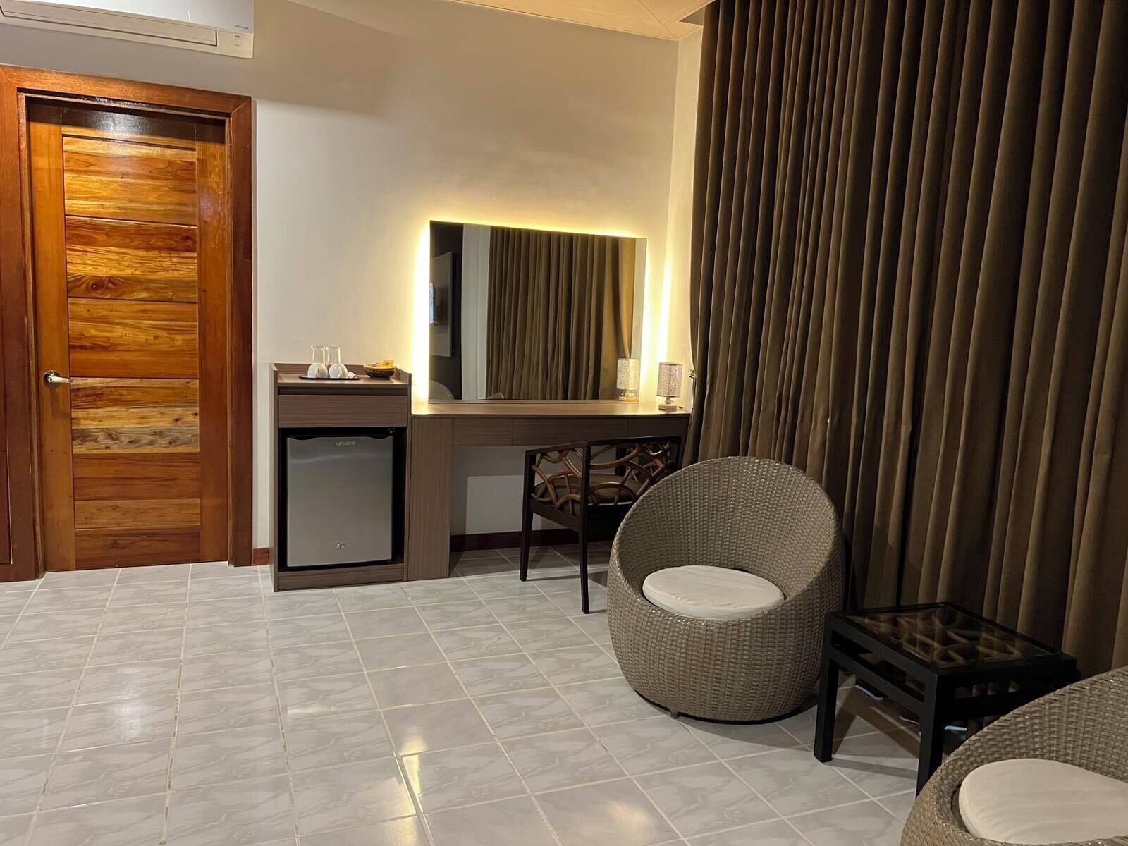 family room | in-room safe, desk, free cots/infant beds, rollaway beds