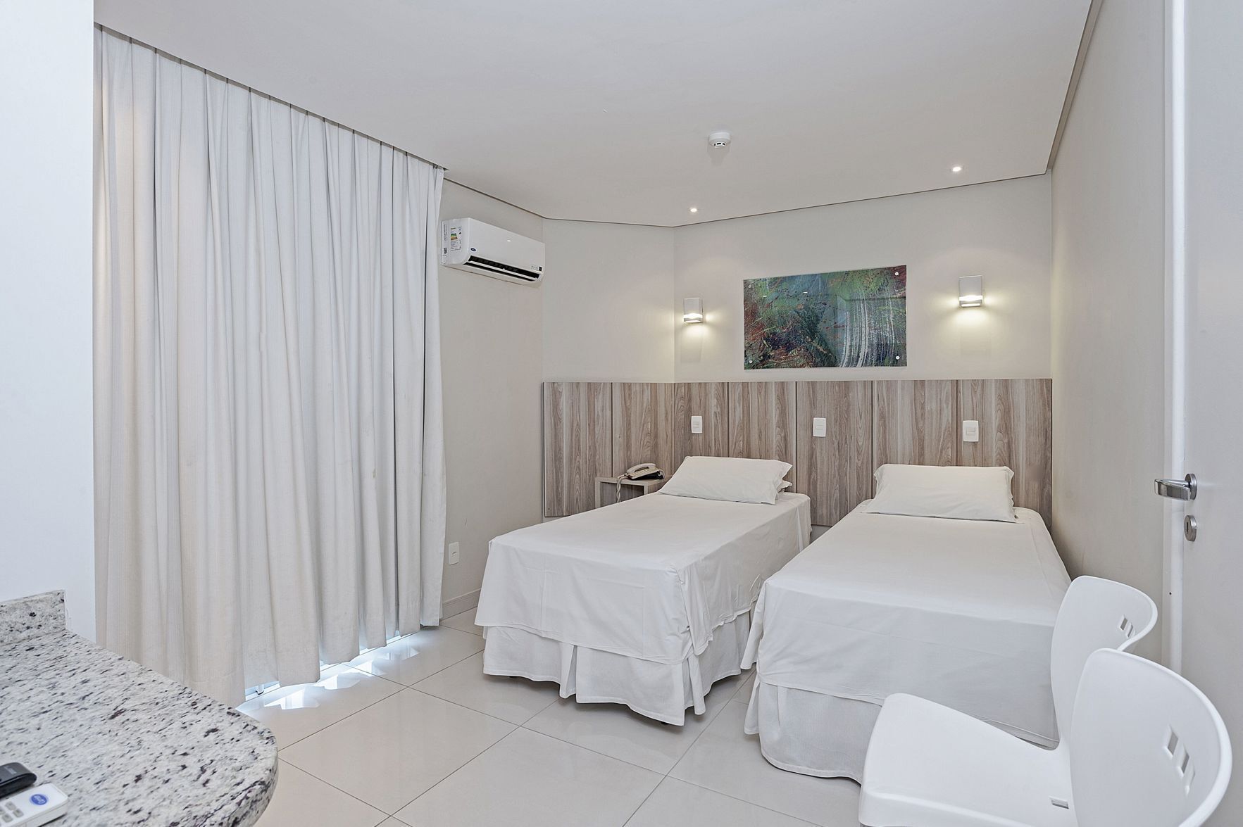 Een minibar, een kluis op de kamer, een bureau, verduisterende gordijnen