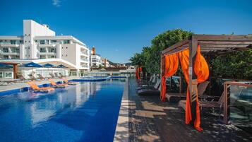 Piscina all'aperto, lettini