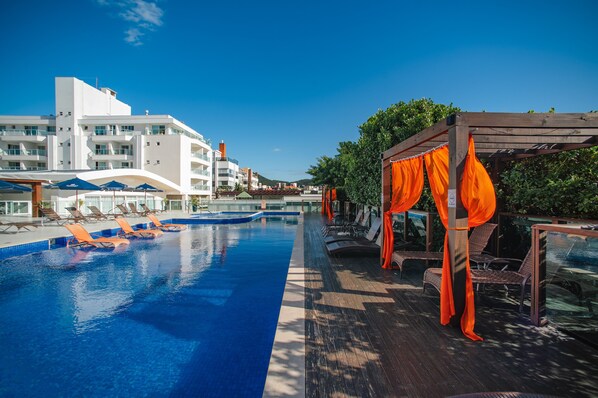 Outdoor pool, pool loungers