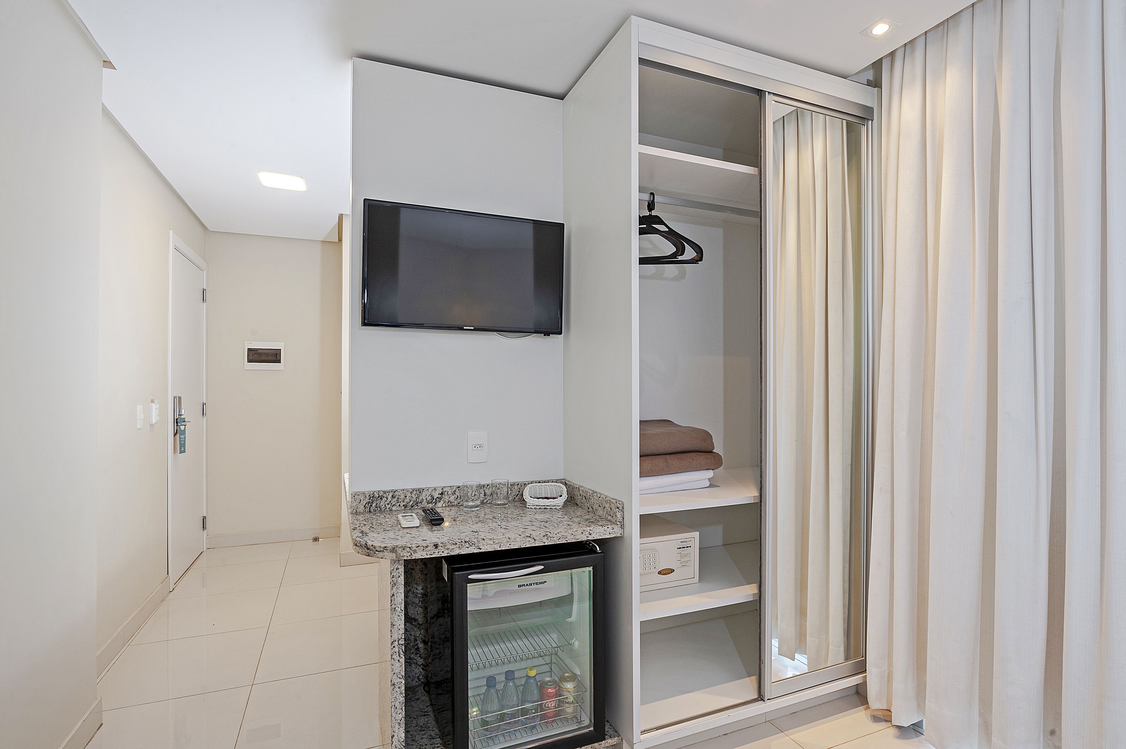 standard room | 1 bedroom, minibar, in-room safe, desk