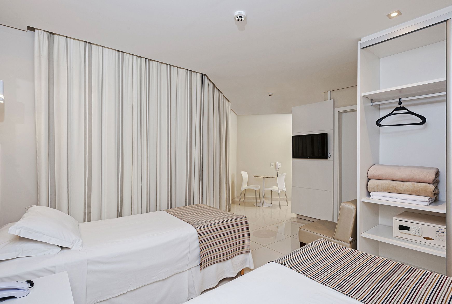 Een minibar, een kluis op de kamer, een bureau, verduisterende gordijnen