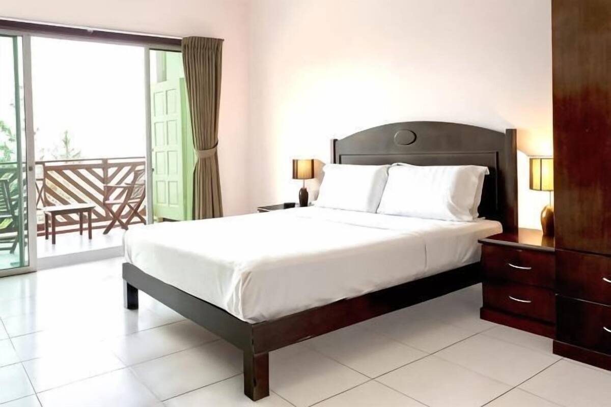 Desk, iron/ironing board (on request), bed sheets