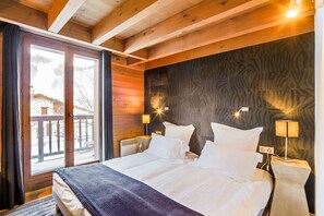 In-room safe, individually decorated, desk, laptop workspace - Hôtel & Chalets Le Samovar (Val-d'Isere)