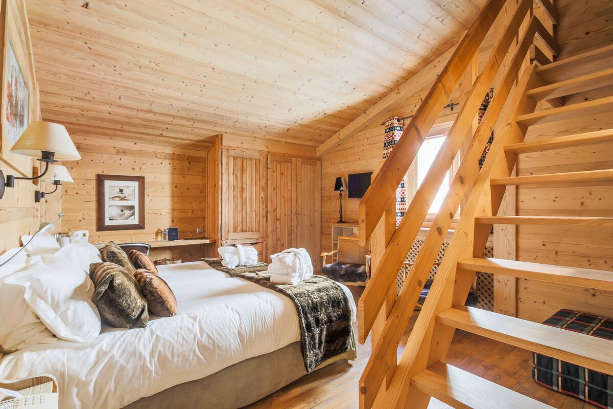 Family Quadruple Room | In-room safe, desk, laptop workspace, soundproofing