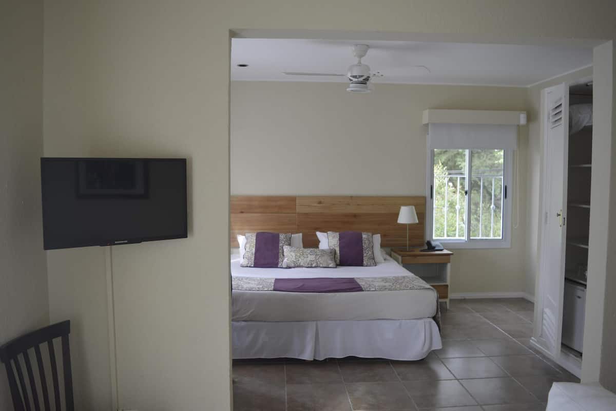 Minibar, in-room safe, individually decorated, individually furnished