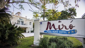 Hotelli Joan Mirón kyltti, taustalla näkyy hotellin rakennus.