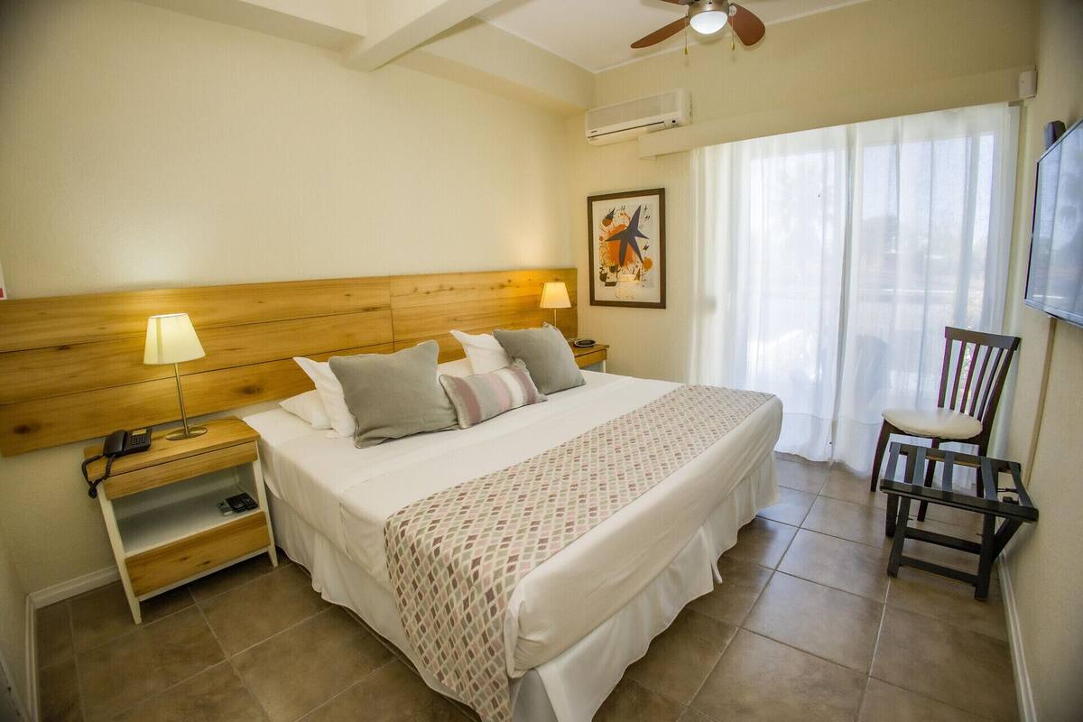 Ropa de cama de alta calidad y minibar 