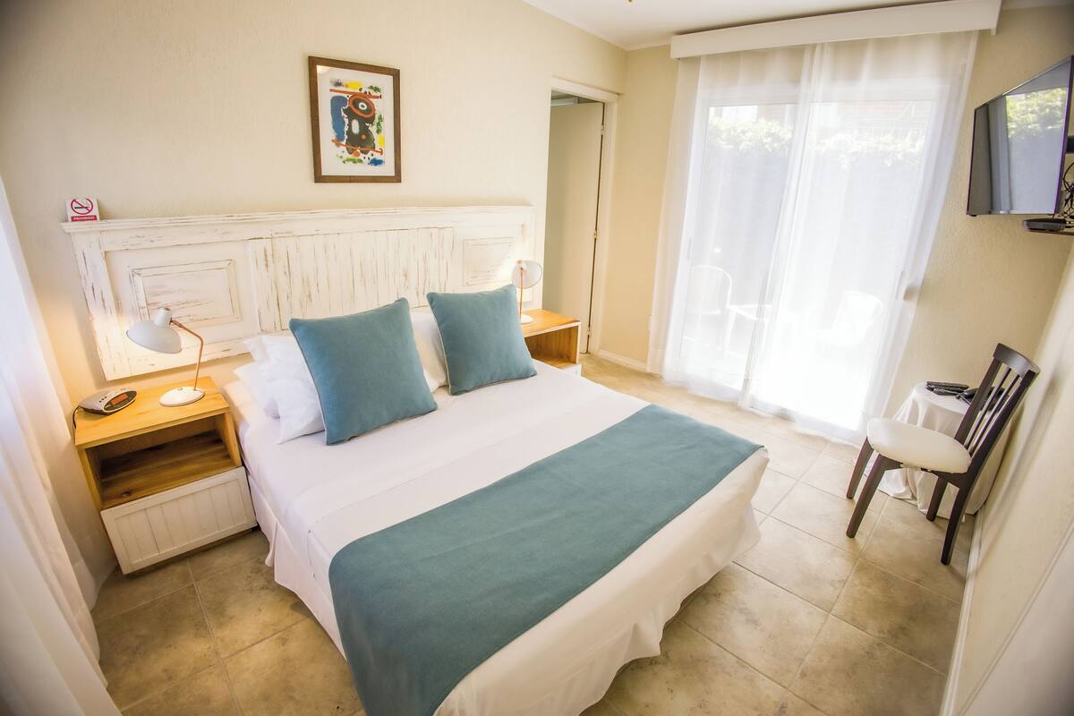 Habitación doble estándar | Ropa de cama de alta calidad y minibar 