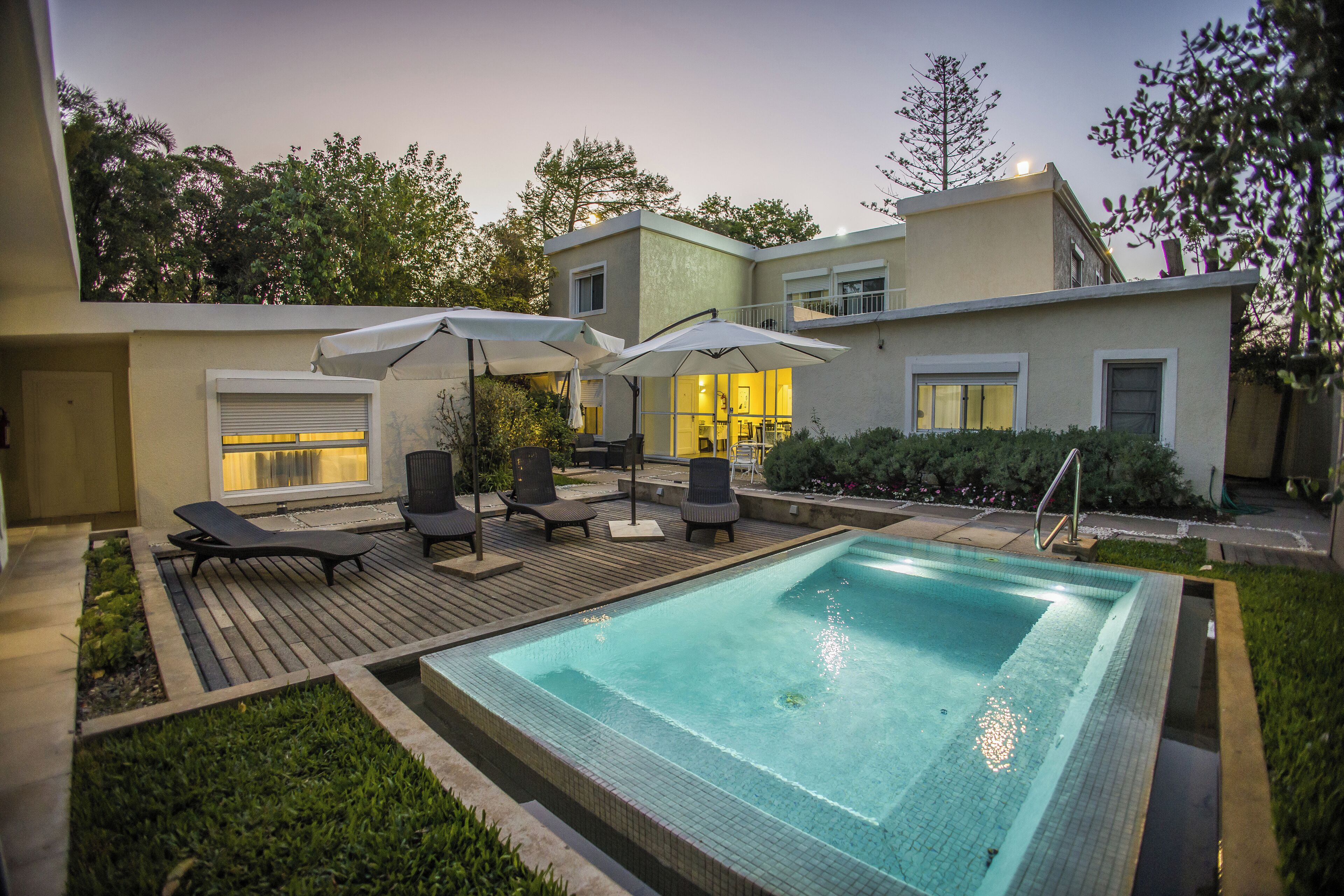 Bañera de hidromasaje al aire libre