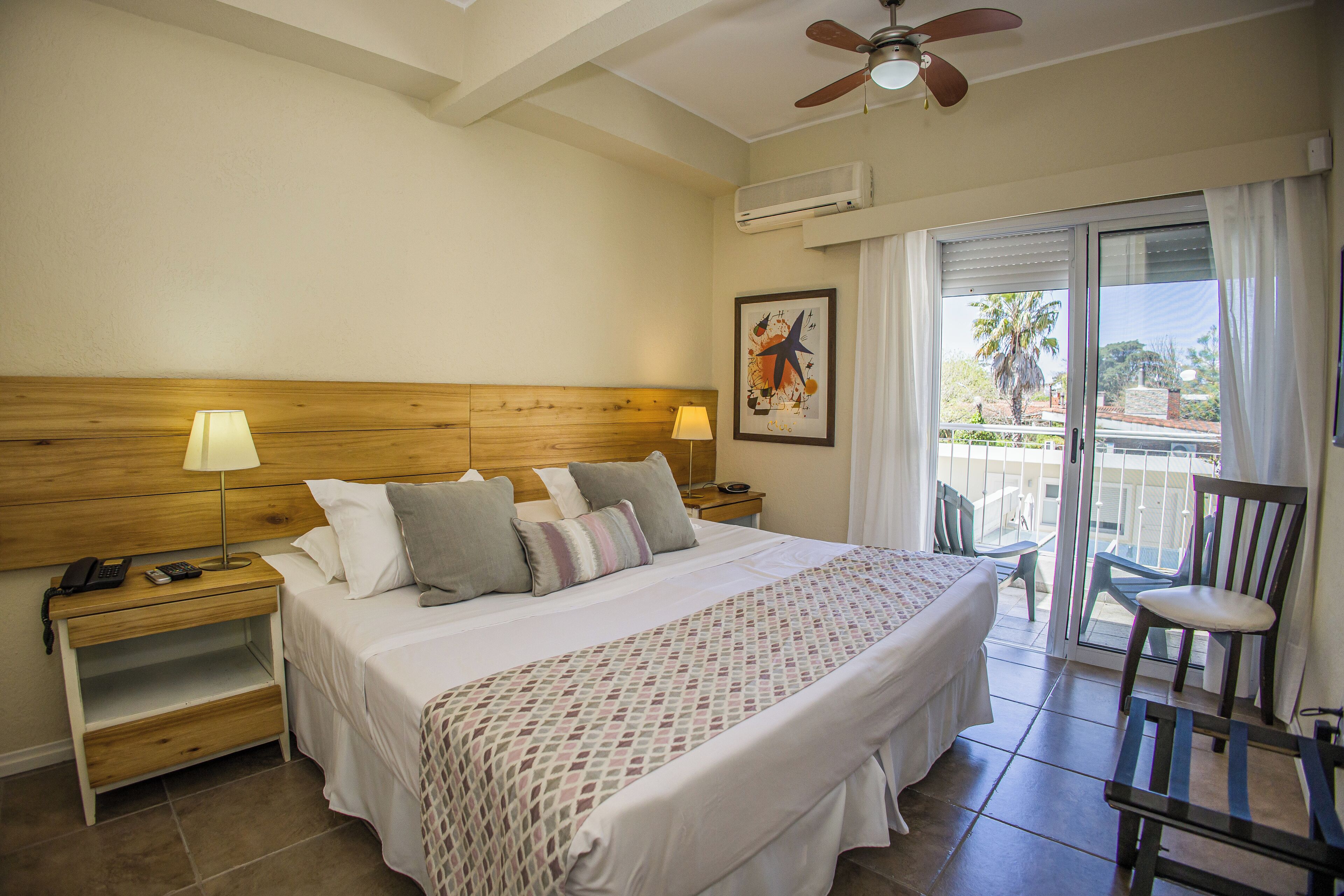 Habitación superior con 1 cama doble o 2 individuales | Minibar, caja fuerte, decoración individual y mobiliario individual