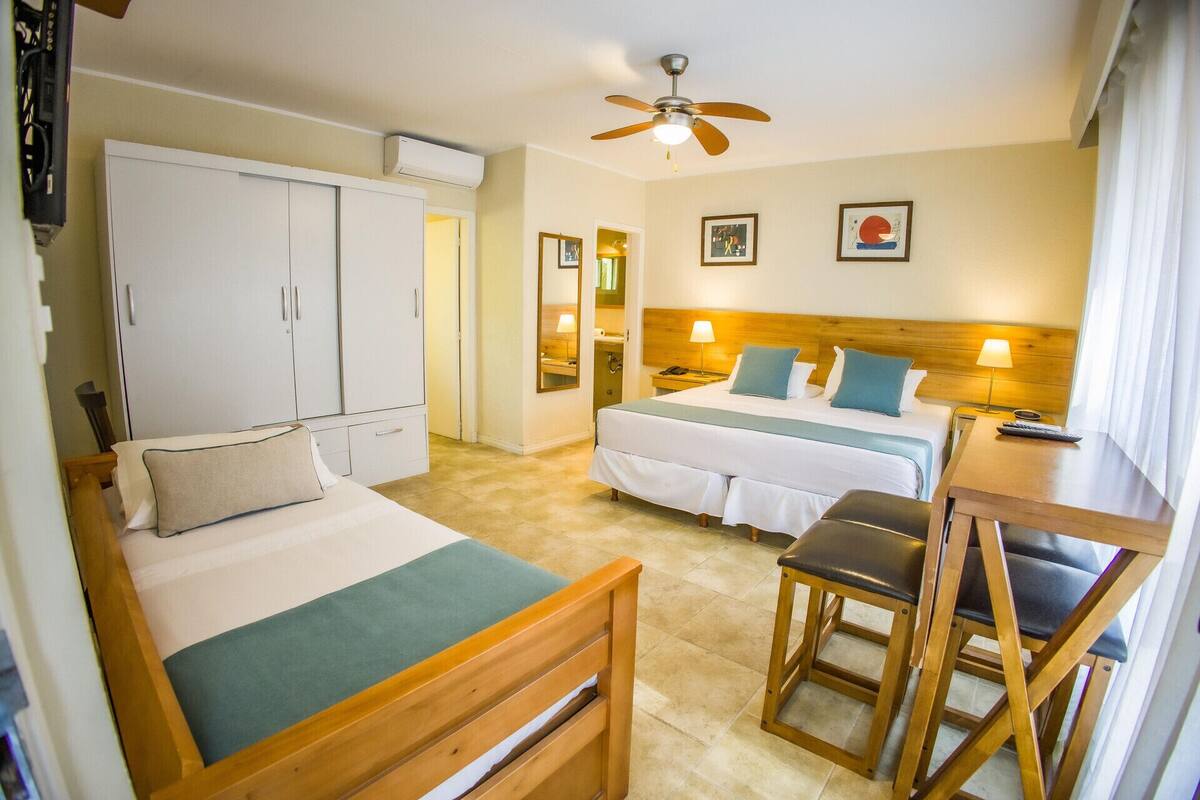 Ropa de cama de alta calidad y minibar 