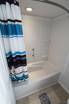 3 Bedroom Cottage, 5 Beds with Sofabed | Bathroom | Combined shower/tub, hair dryer, towels, soap