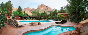 2 piscinas al aire libre, sombrillas, sillones reclinables de piscina