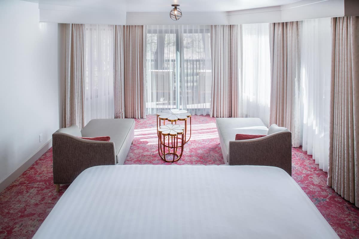 Suite Grand, 1 cama King size (Riverside) | Área de sala de estar | Televisión LCD de 50 pulgadas con canales vía satélite y Smart TV