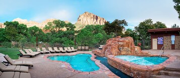 2 piscinas al aire libre, sombrillas, sillones reclinables de piscina