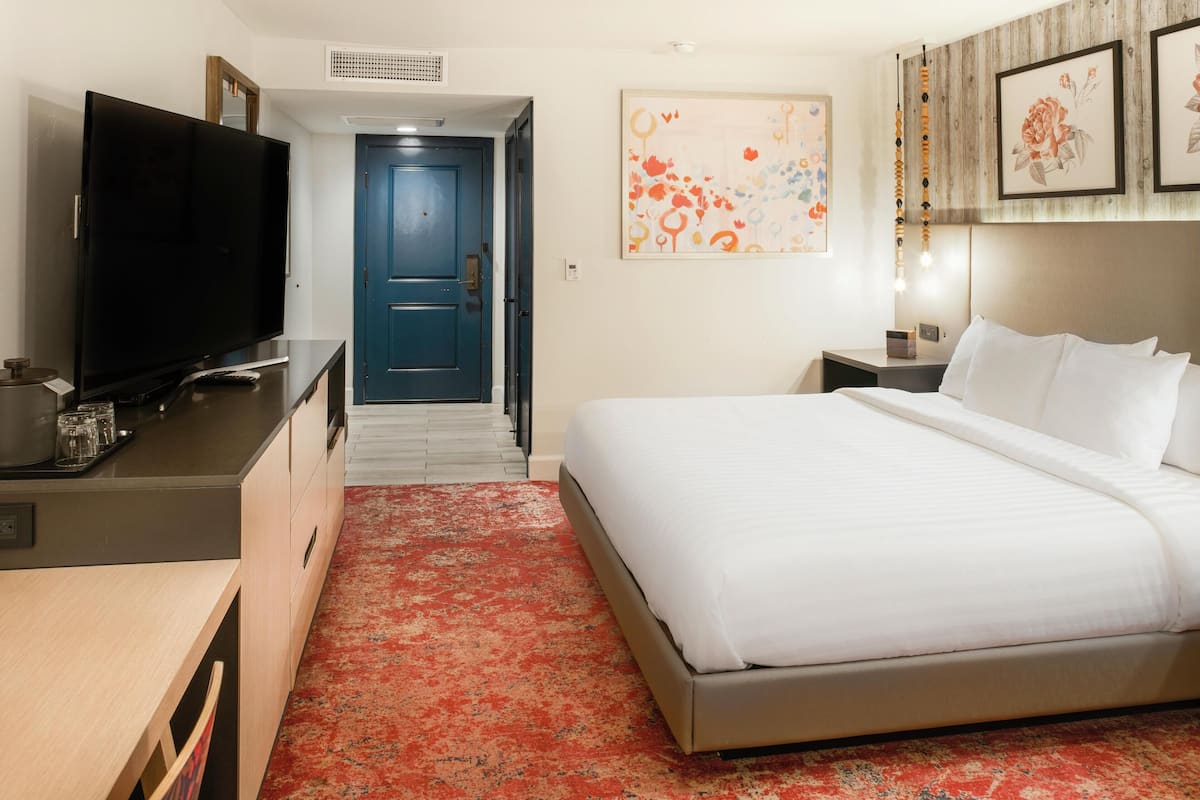 Habitación, 1 cama King size, vista a la alberca | Ropa de cama de alta calidad y camas con pillow-top