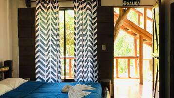 Habitacion vista jardin planta baja | Desk, free WiFi, bed sheets, wheelchair access