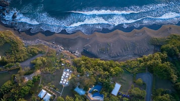 Playa privada, arena blanca y servicio gratuito de transporte a la playa