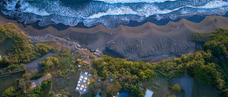 Een privéstrand, wit zand, een gratis shuttleservice van/naar het strand
