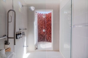 Suite, 2 kamar tidur (Garden) | Kamar mandi | Shower, pancuran hujan,  dan perlengkapan mandi desainer
