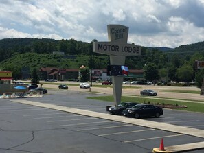 Free self parking - Conner Hill Motor Lodge (Pigeon Forge)