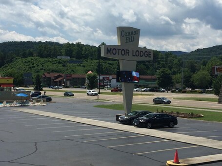 Conner Hill Motor Lodge - Image 19
