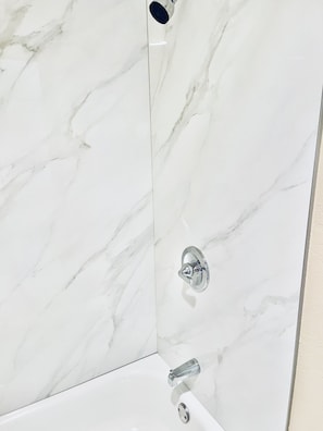 Chambre, 2 grands lits | Salle de bain | Ensemble douche/baignoire, articles de toilette gratuits, sĂšche-cheveux