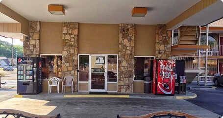 Conner Hill Motor Lodge - Image 1