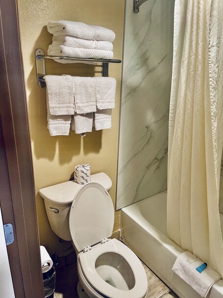 Conner Hill Motor Lodge - Image 17