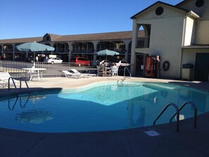 Outdoor pool - Conner Hill Motor Lodge (Pigeon Forge)