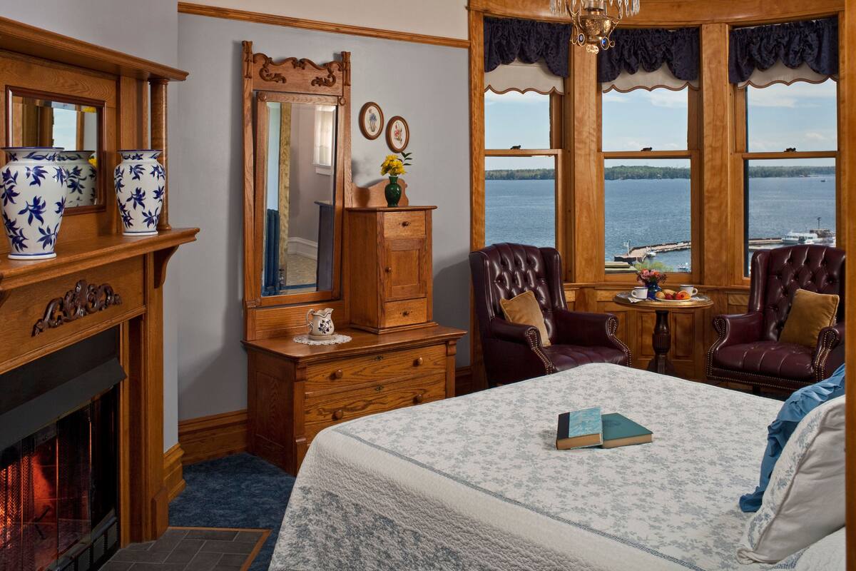 Le Chateau Tower Room
