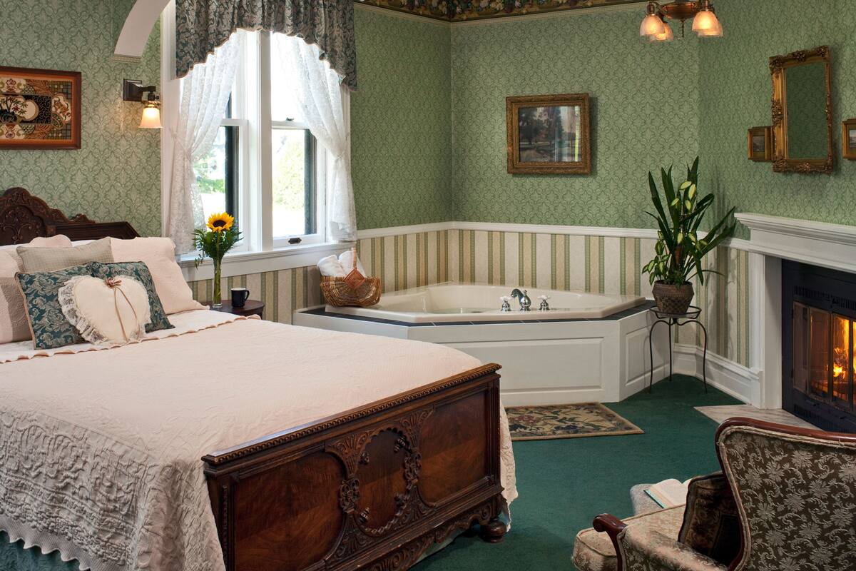 Le Chateau North Room