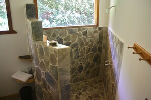Bathroom shower - Macaw Lodge  (Carara)