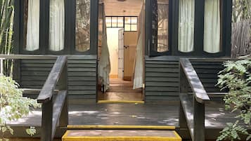 1 bedroom, desk