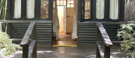 1 bedroom, desk