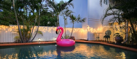 Piscine extérieure, chaises longues