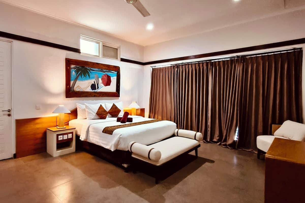 Rom – deluxe, 1 kingsize-seng, bassengutsikt | Sengetøy av topp kvalitet, senger med overmadrass og minibar