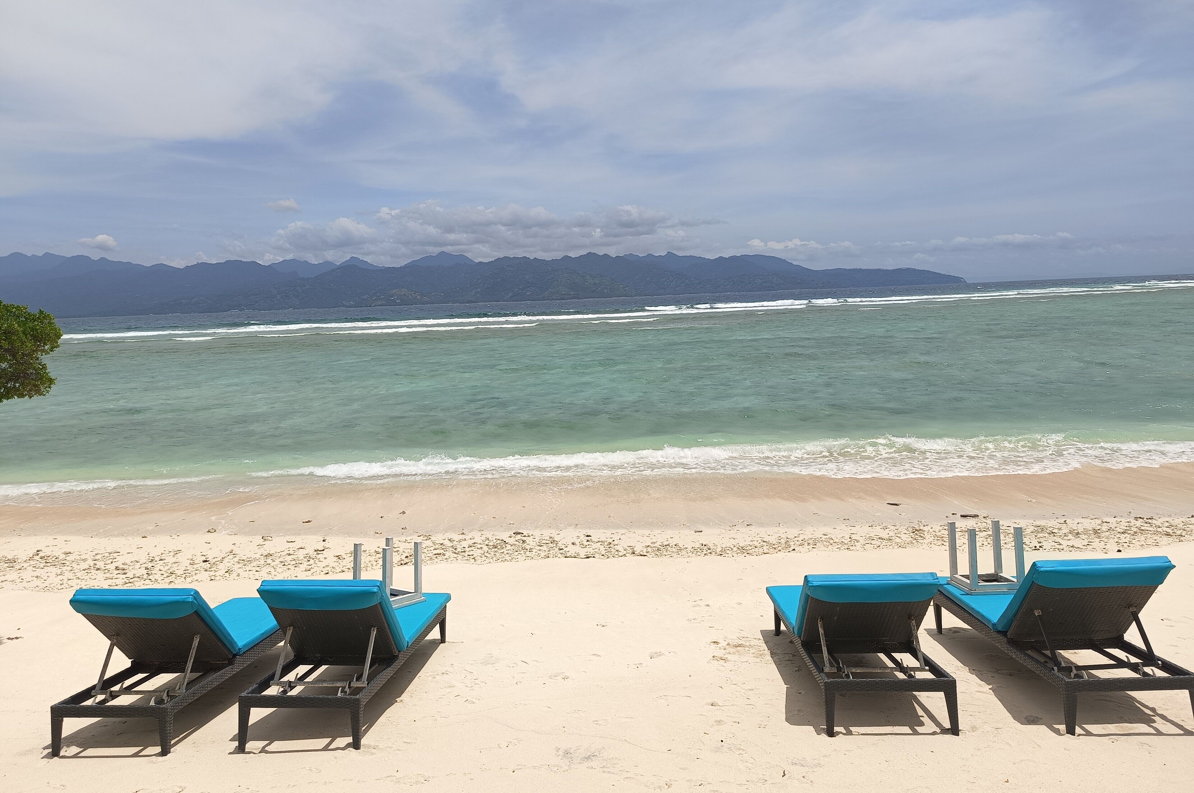 在海滩、沙滩椅、沙滩毛巾、间海滩酒吧