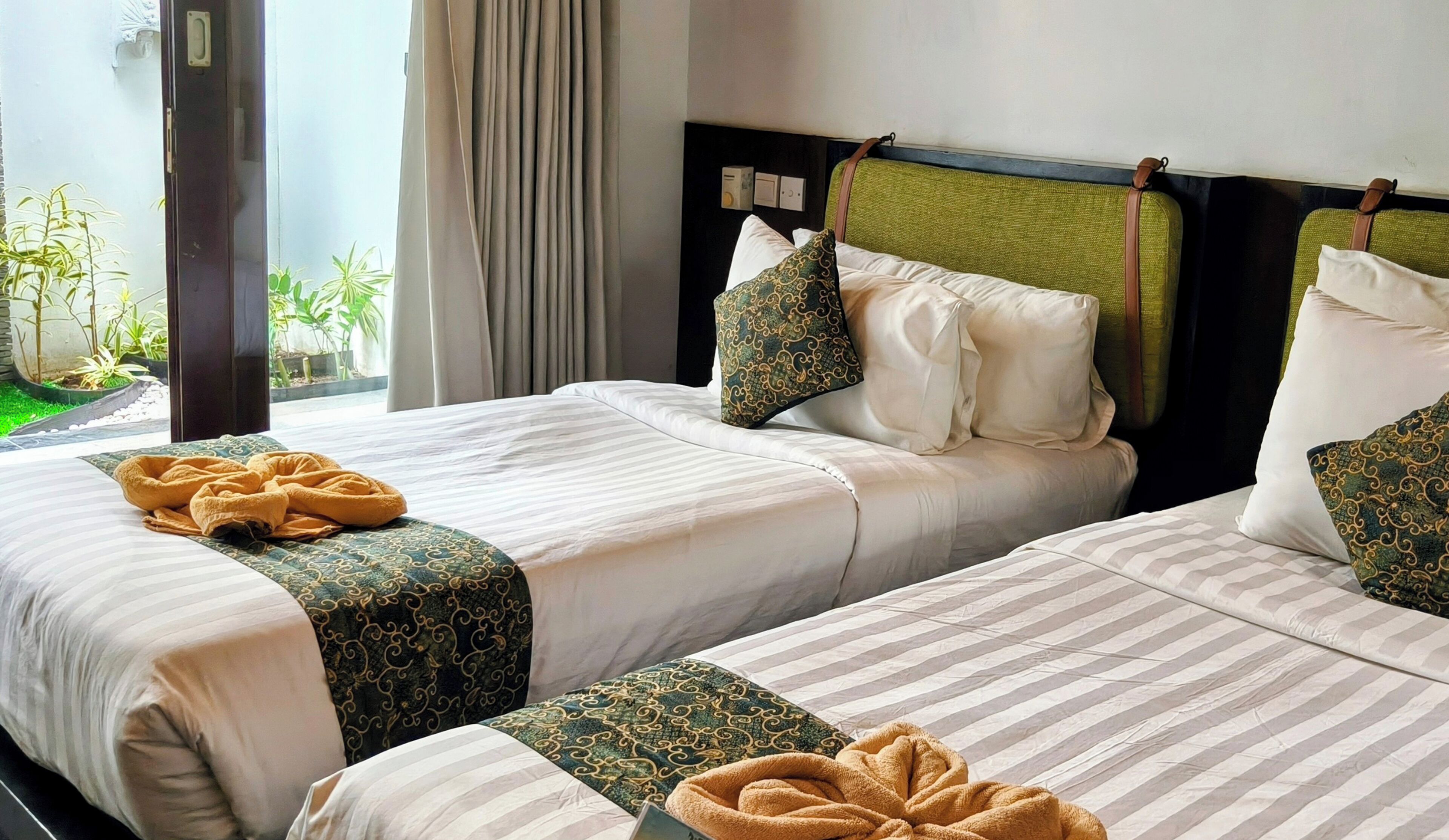 Tomannsrom – standard, 2 enkeltsenger | Sengetøy av topp kvalitet, senger med overmadrass og minibar