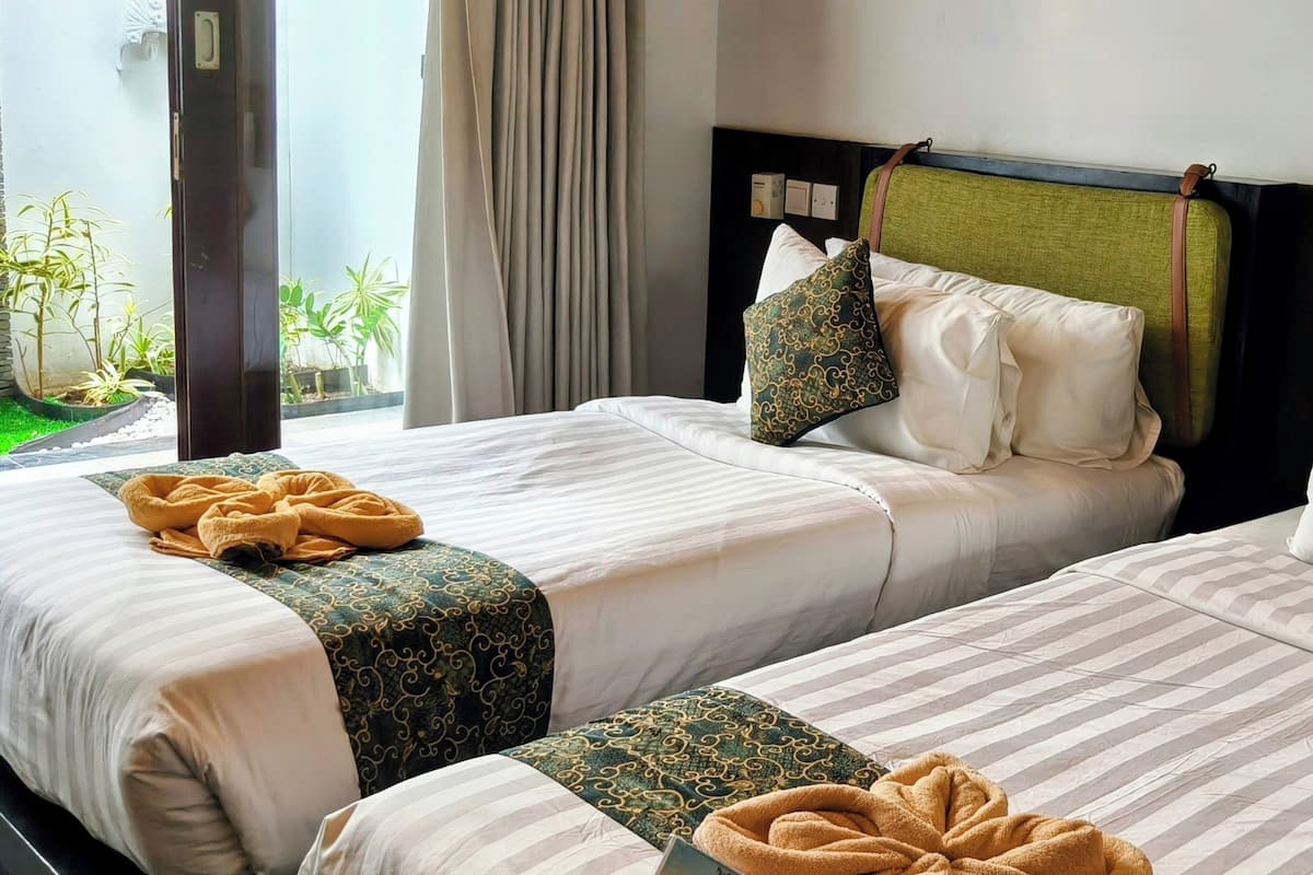 Tomannsrom – standard, 2 enkeltsenger | Sengetøy av topp kvalitet, senger med overmadrass og minibar