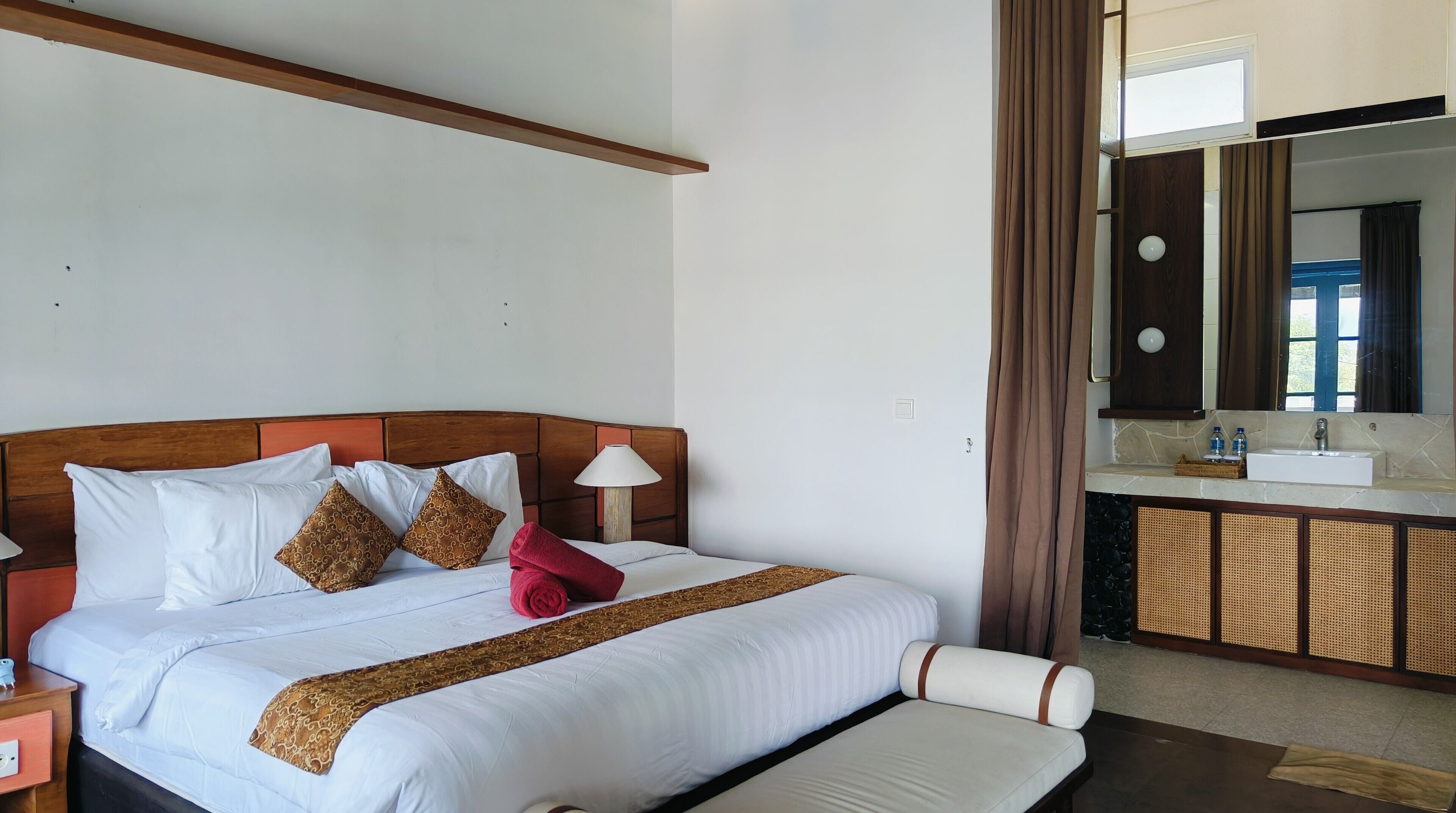 Sengetøy av topp kvalitet, senger med overmadrass og minibar