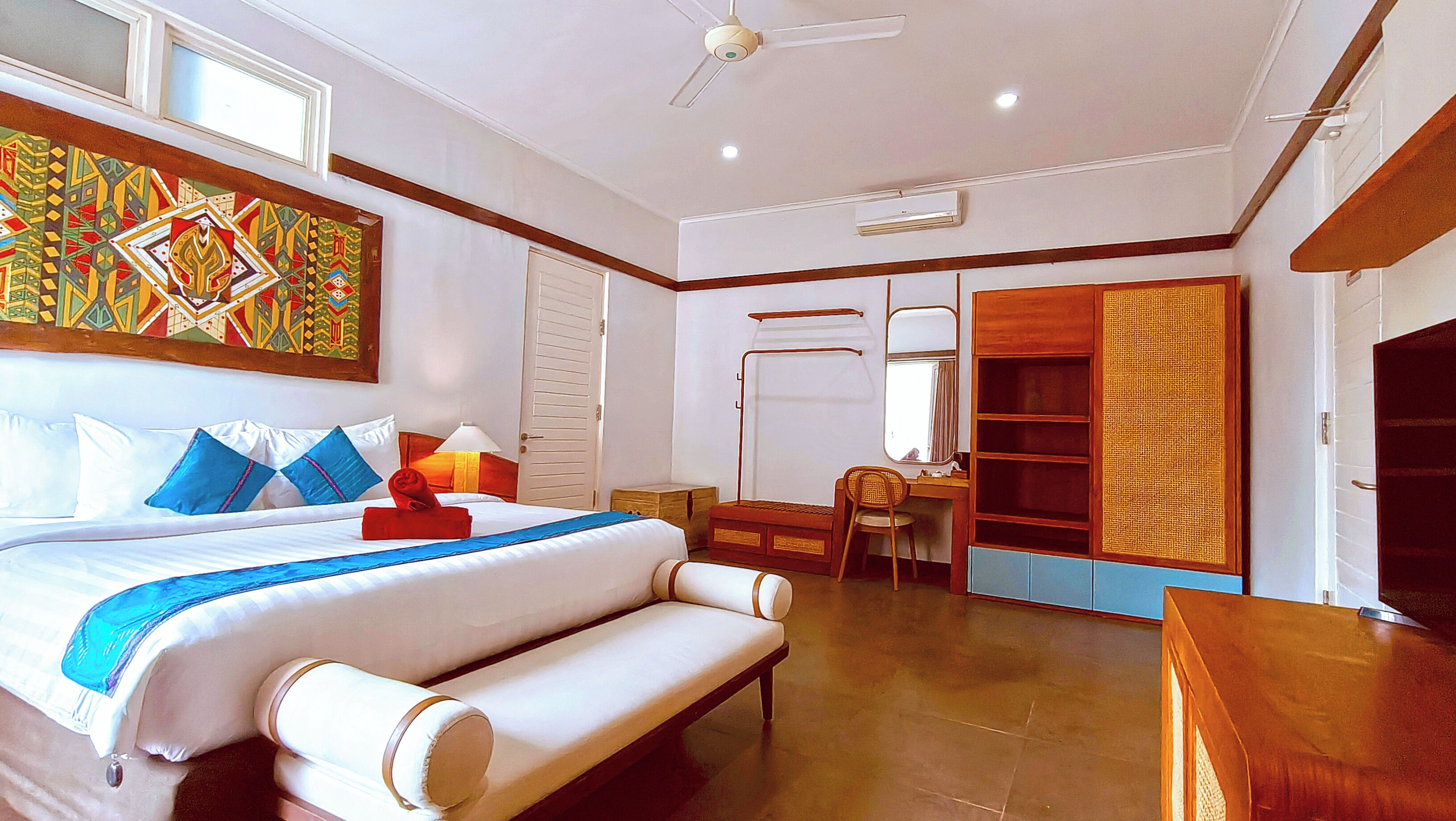 Dobbeltrom – deluxe, 1 kingsize-seng, bassengutsikt | Sengetøy av topp kvalitet, senger med overmadrass og minibar