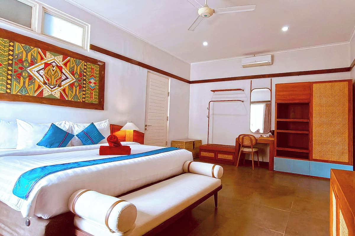 Dobbeltrom – deluxe, 1 kingsize-seng, bassengutsikt | Sengetøy av topp kvalitet, senger med overmadrass og minibar