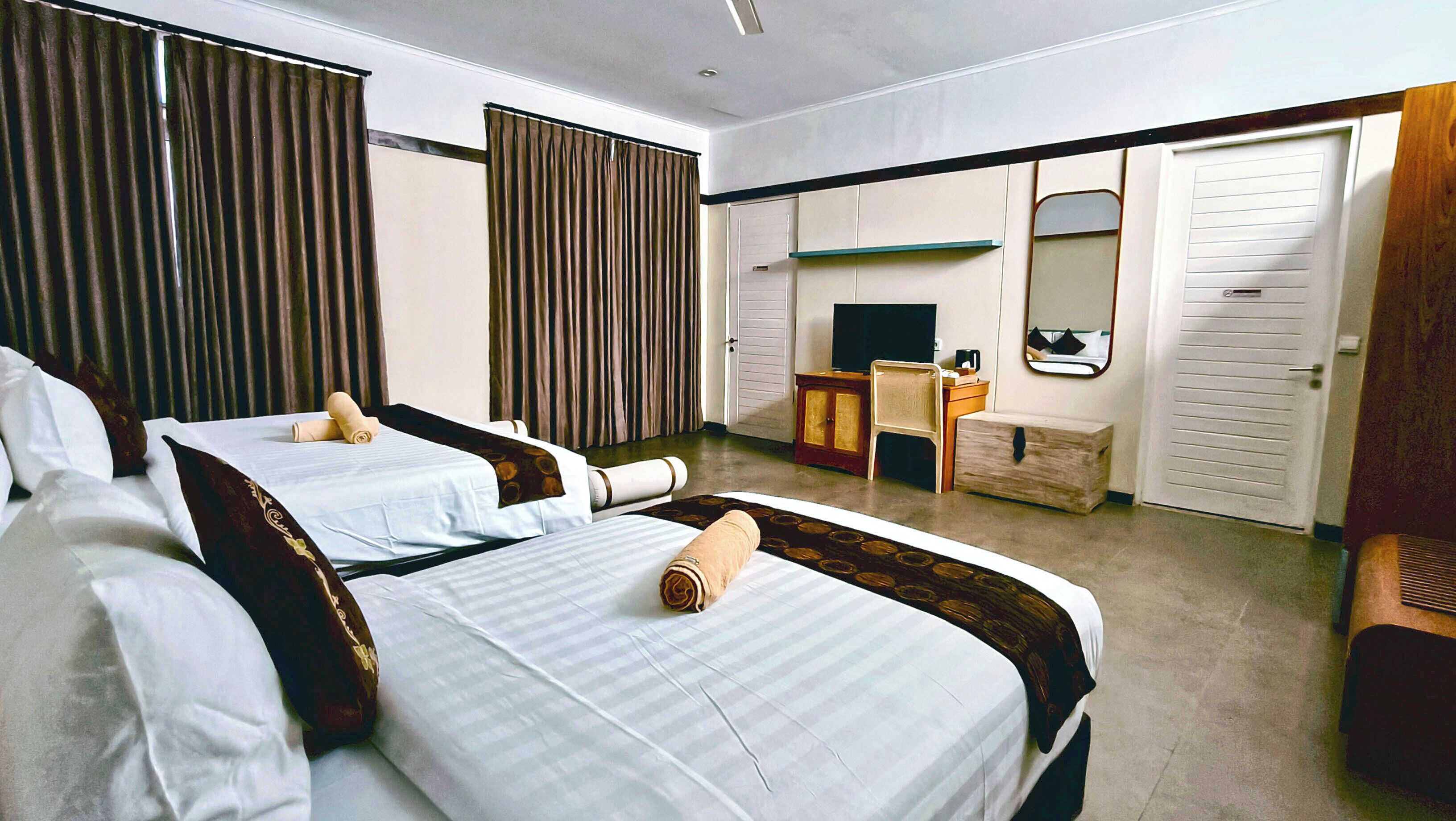 Tremannsrom – deluxe | Sengetøy av topp kvalitet, senger med overmadrass og minibar