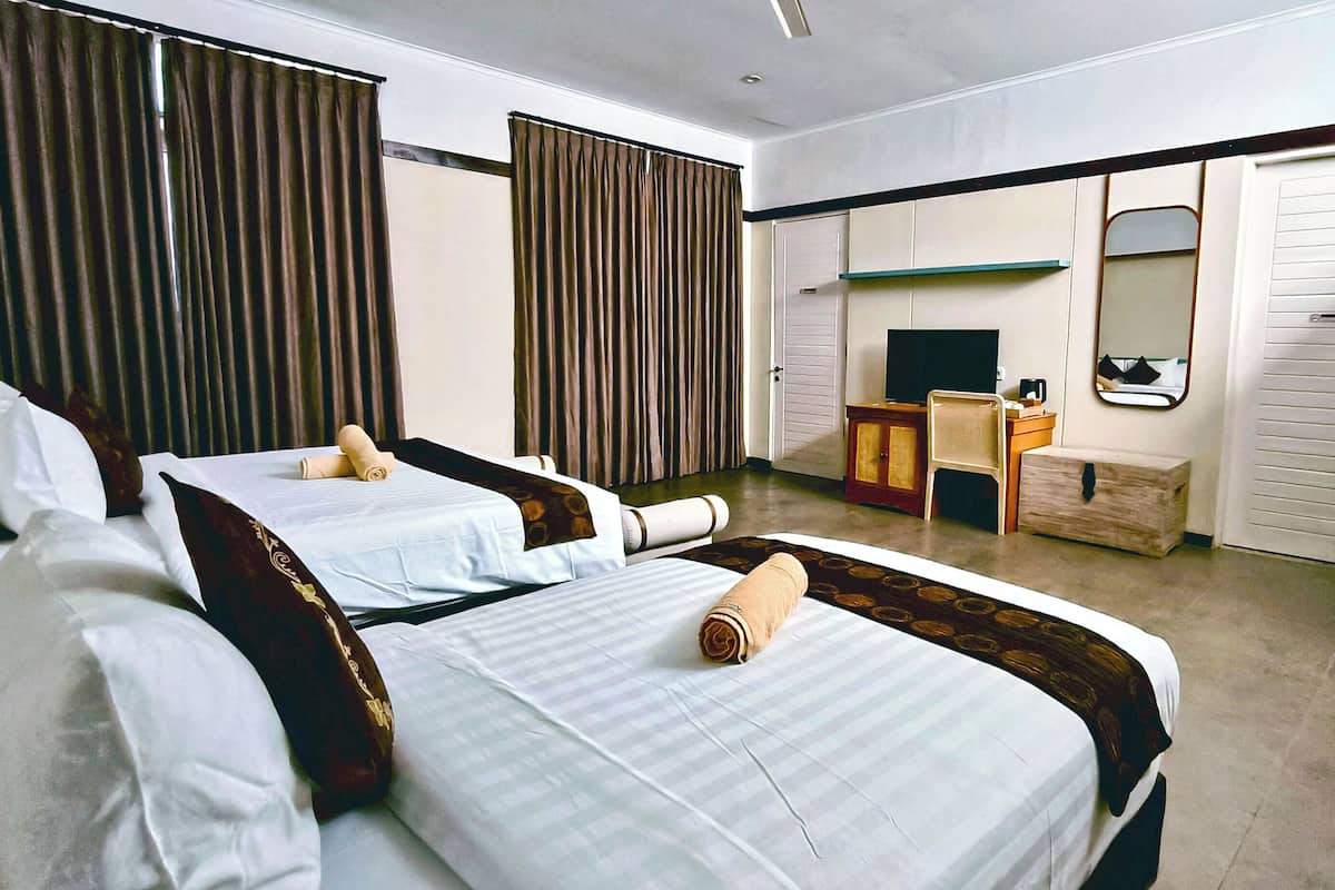 Tremannsrom – deluxe | Sengetøy av topp kvalitet, senger med overmadrass og minibar