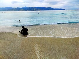 Nyilvános parton, napozóágyak, strandlepedők és tengerparti bár