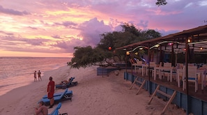 Sur la plage, chaise longue, serviettes de plage, bar sur la plage