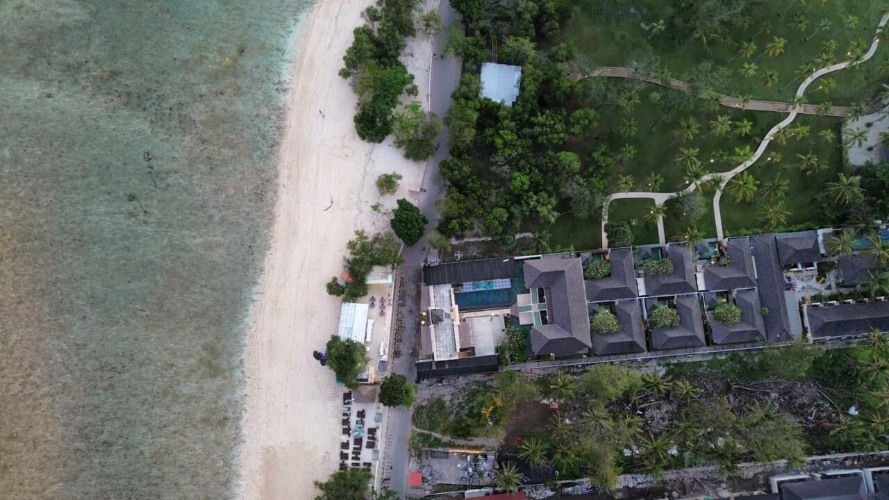 Rannalla, aurinkotuoleja, rantapyyhkeitä, rantabaari