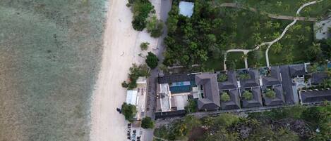 Rannalla, aurinkotuoleja, rantapyyhkeitä, rantabaari